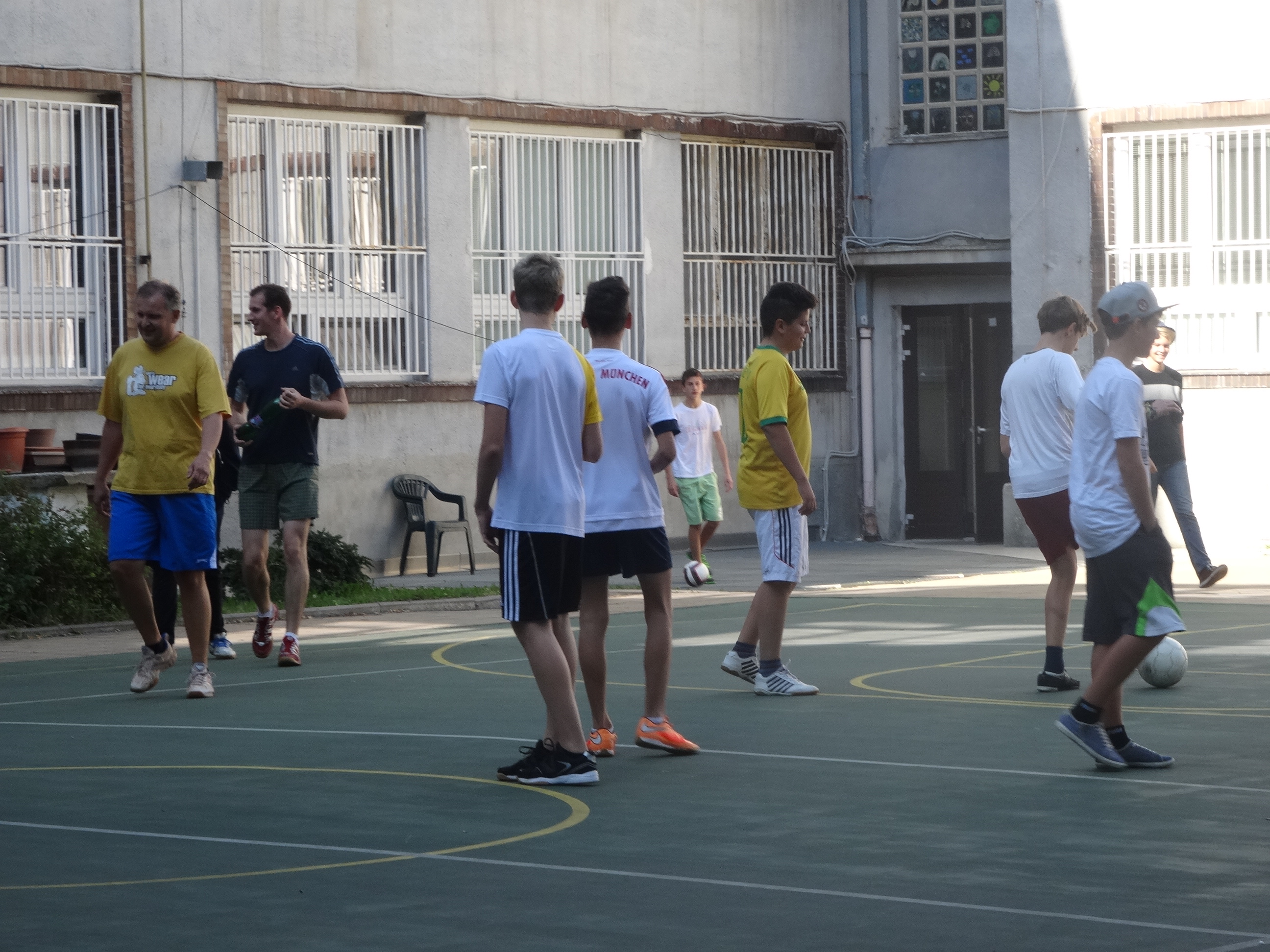 Futbalový zápas žiaci proti učiteľom